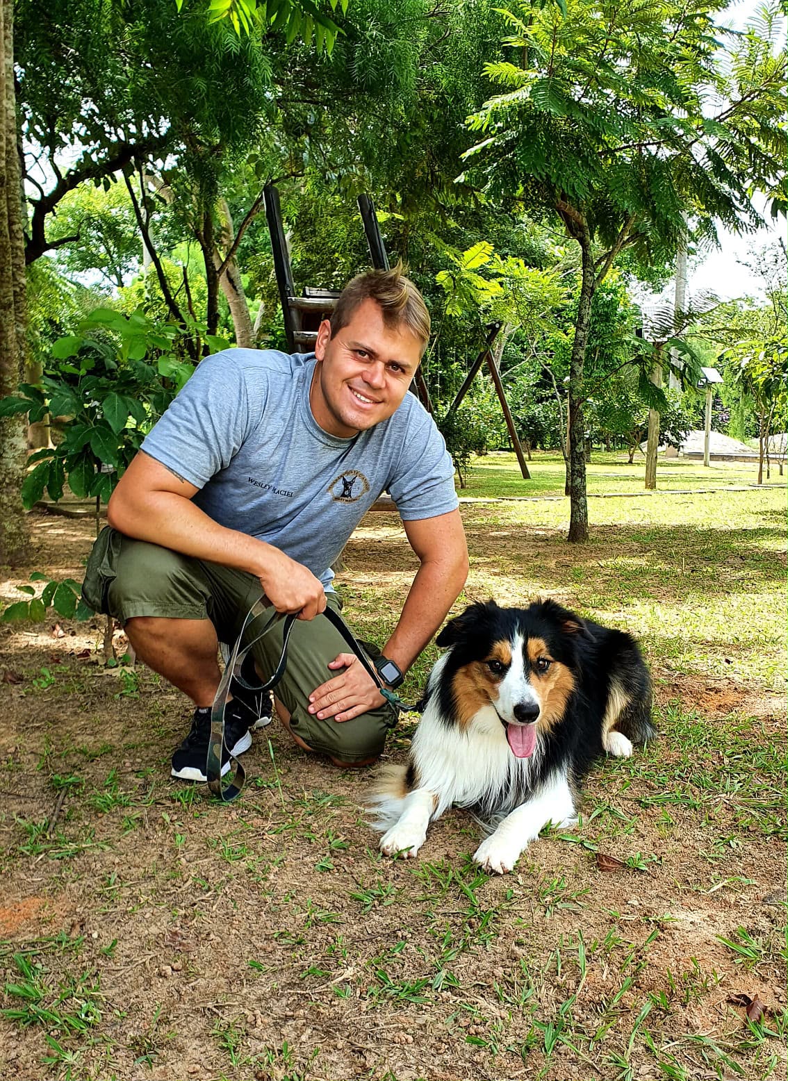 Adestrador com Border Collie no parque