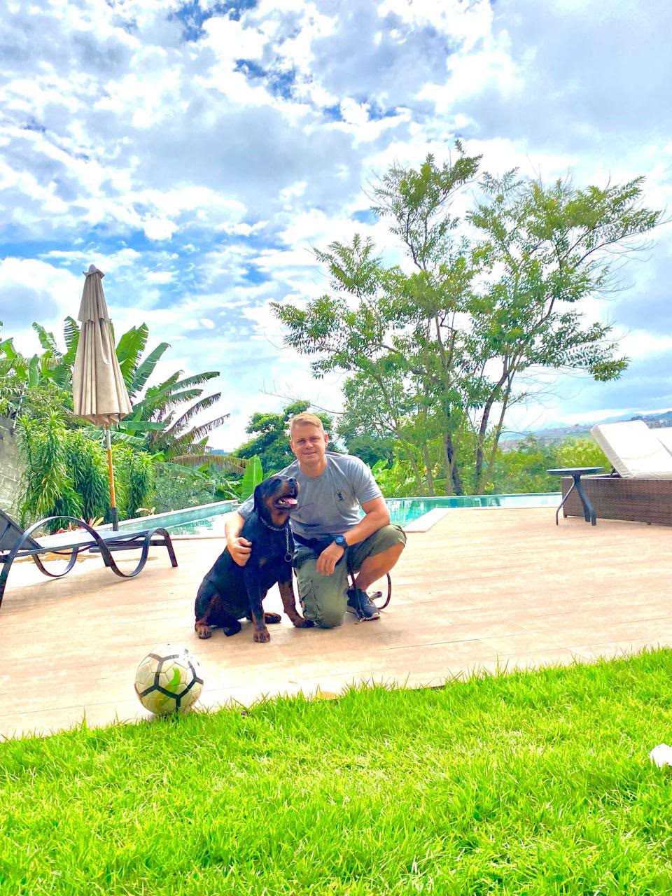 Adestrador com Rottweiler na área externa