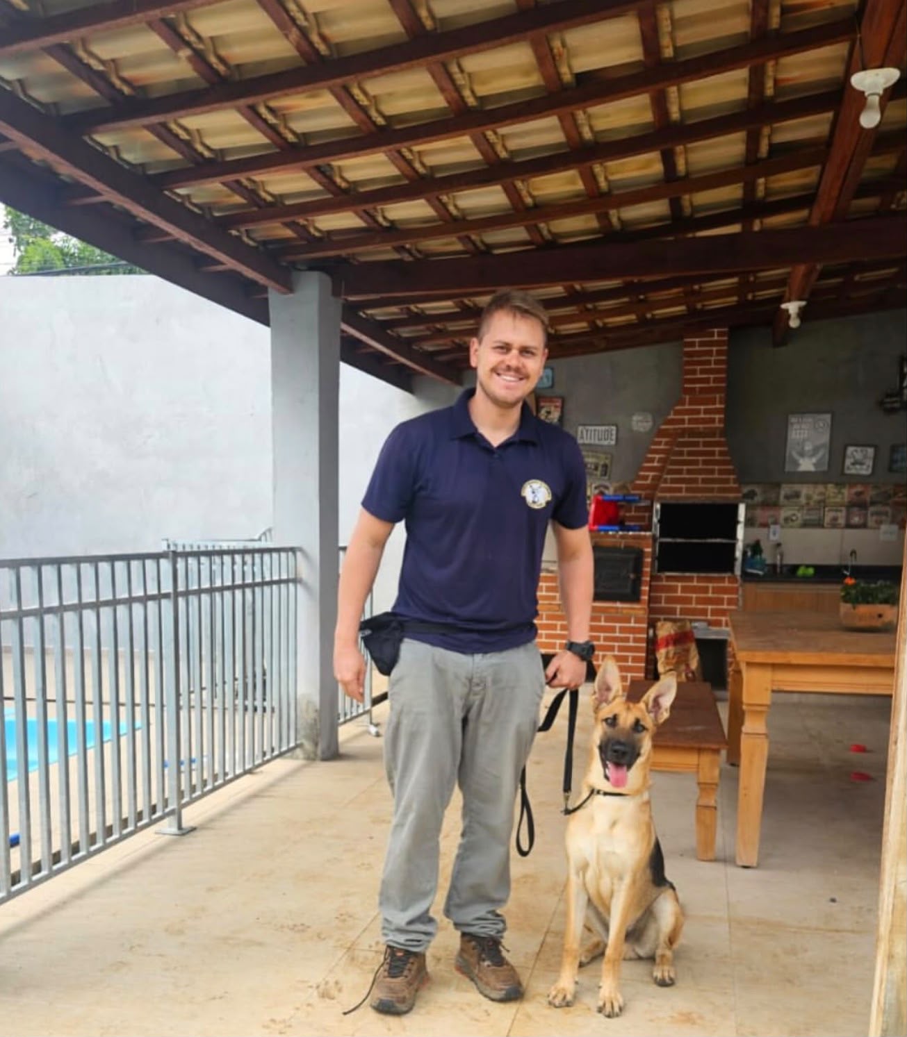 Adestrador do canil da BAEP com Pastor Alemão no Pet Point Taubaté